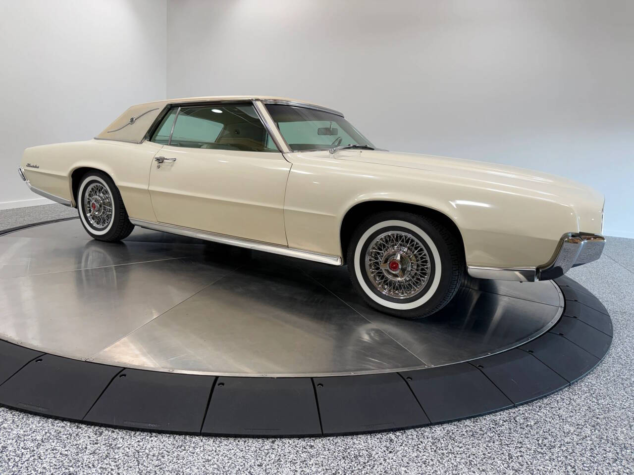 1967 Ford Thunderbird 25