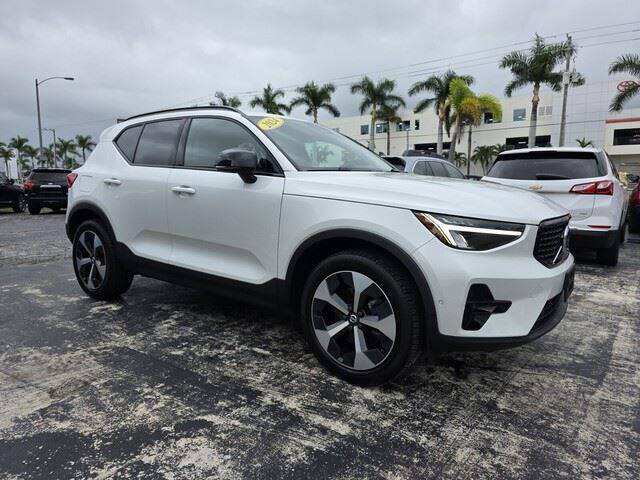 2024 Volvo XC40 B5 Plus Dark Theme