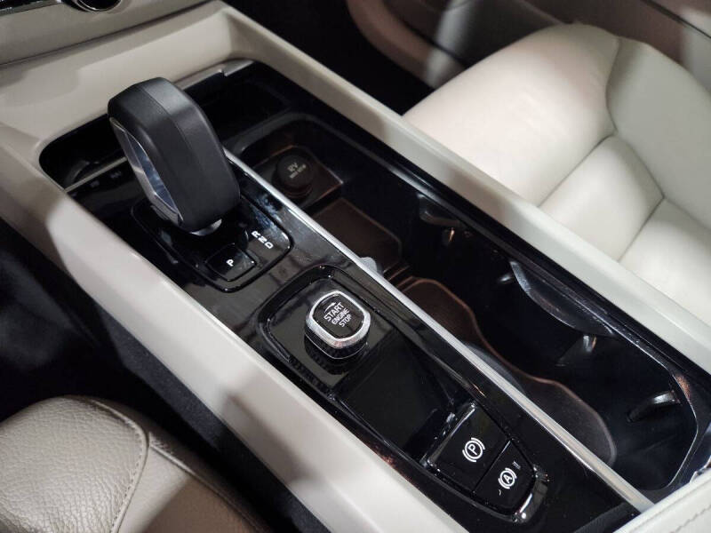 2023 Volvo XC60 Recharge T8 Plus Bright Theme