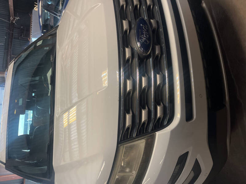 2016 Ford Explorer XLT's photo