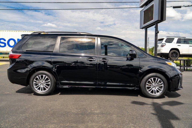 2020 Toyota Sienna XLE - Photo 9