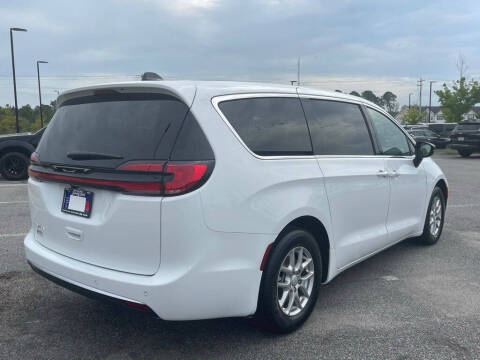 2027 Chrysler Pacifica Select