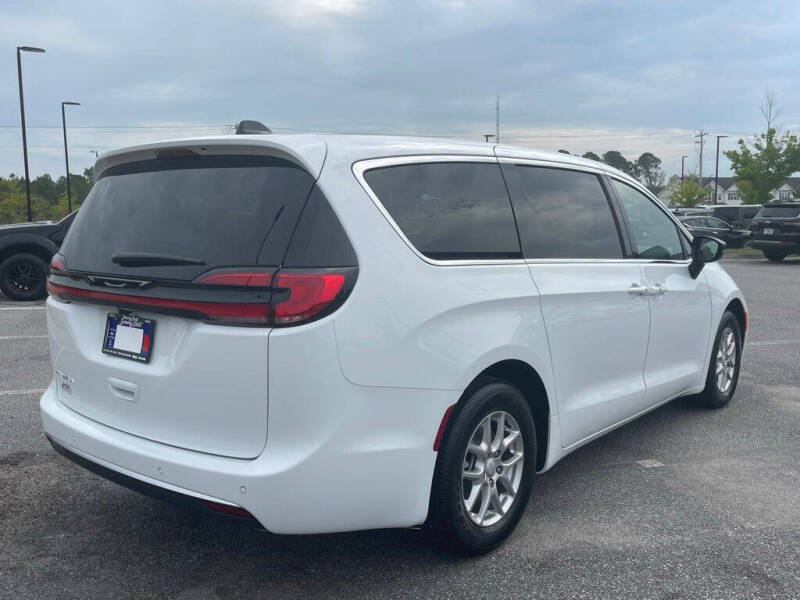 2027 Chrysler Pacifica Select