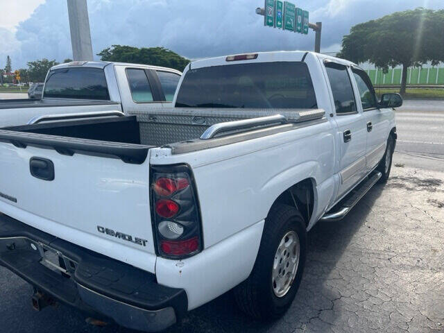 2004 CHEVROLET Silverado Pickup - $5,995