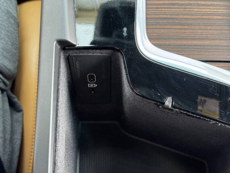 2023 Volvo XC60 B5 Ultimate Bright Theme