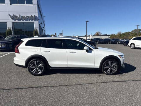 2025 Volvo V60 Cross Country B5 Plus