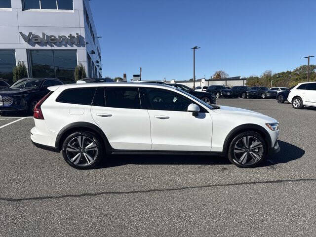 2025 Volvo V60 Cross Country B5 Plus