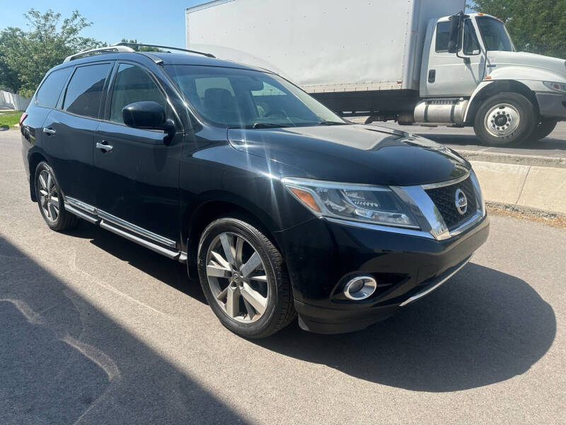 2014 Nissan Pathfinder for sale at The Car-Mart in Bountiful UT