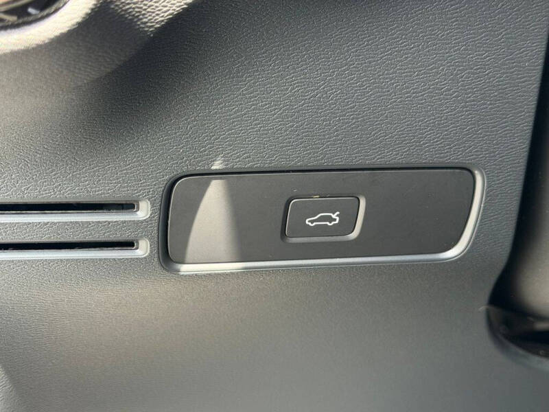2023 Volvo XC40 B5 Plus Bright Theme
