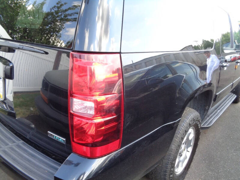 2012 Chevrolet Suburban LT photo 32