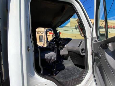 2005 Freightliner M2 106