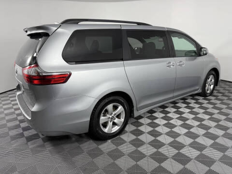 2020 Toyota Sienna LE Mobility 7-Passenger