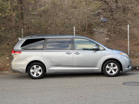 2013 Toyota Sienna LE 8-Passenger