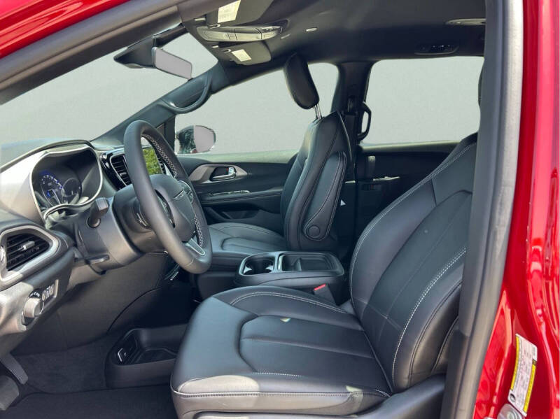 2027 Chrysler Pacifica LX