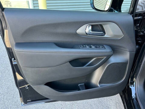 2025 Chrysler Voyager LX