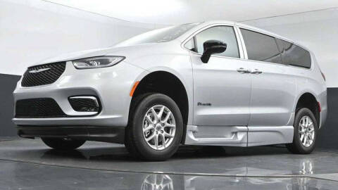 2024 Chrysler Pacifica Touring