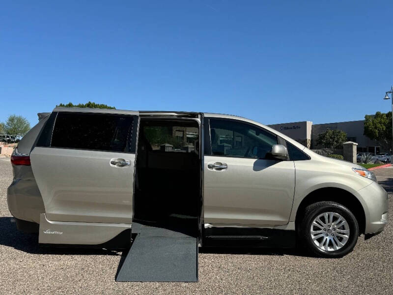 2017 Toyota Sienna XLE Premium 8-Passenger