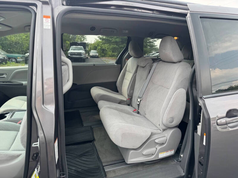 2017 Toyota Sienna LE 8-Passenger