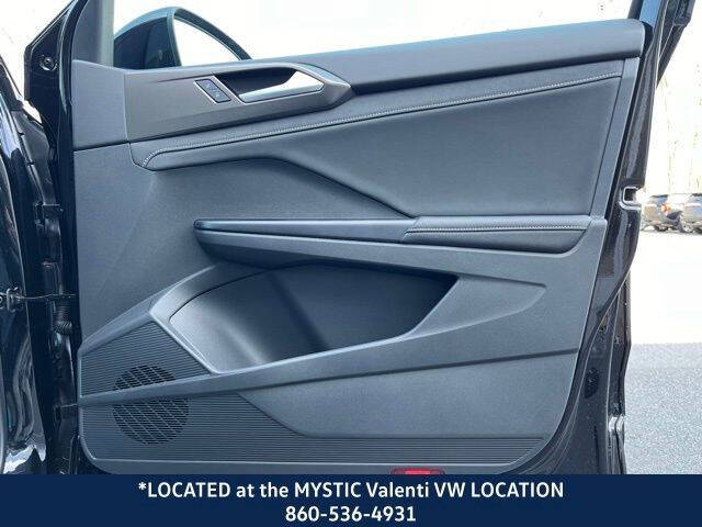 2025 Volkswagen Taos SE Black 4Motion