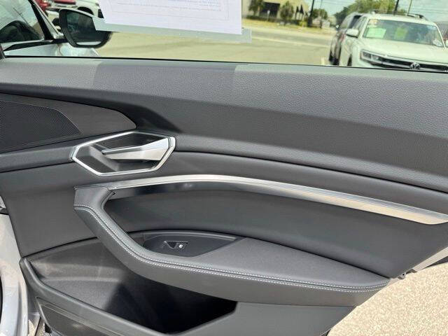 2022 Audi e-tron quattro Premium