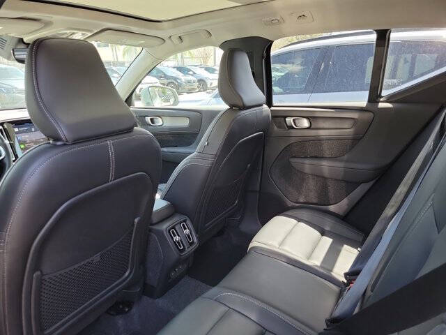 2025 Volvo XC40 B5 Core Bright Theme