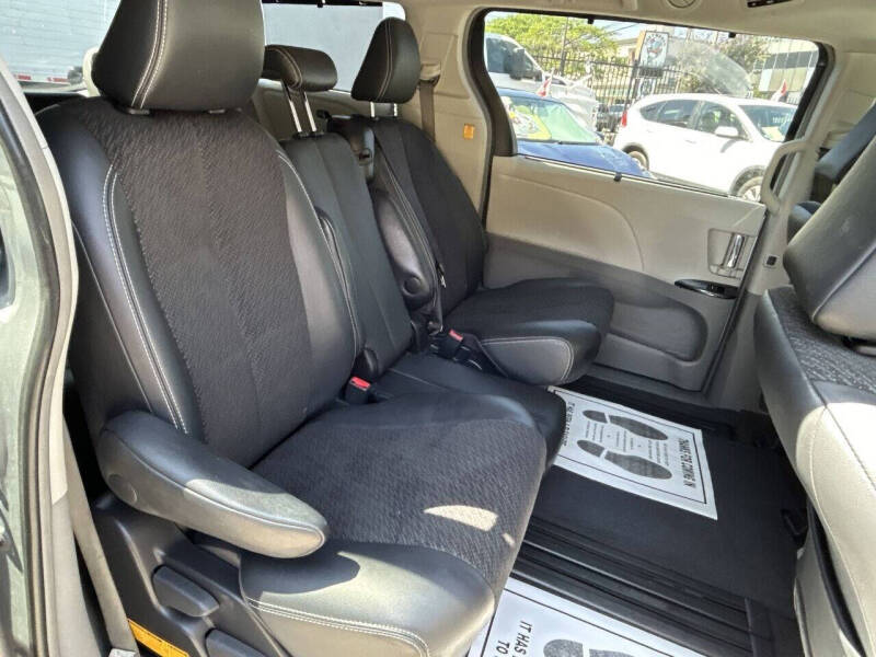 2013 Toyota Sienna SE 8-Passenger