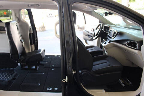 2023 Chrysler Voyager LX