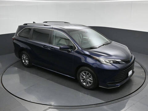 2022 Toyota Sienna LE 8-Passenger