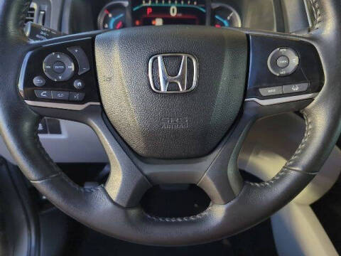 2022 Honda Pilot Touring w/Rear Captain's Chairs