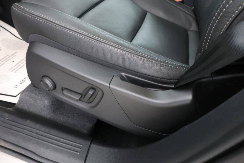 2024 Volvo XC40 B5 Plus Dark Theme