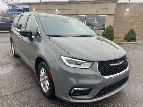 2025 Chrysler Pacifica Select