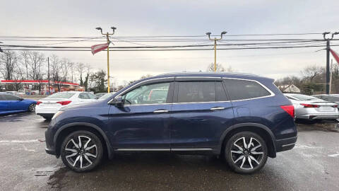 2019 Honda Pilot Touring w/Rear Captain's Chairs