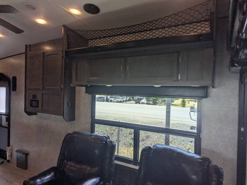2017 Winnebago Spyder 28SC / 34ft