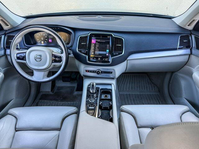 2016 Volvo XC90 T8 eAWD Momentum