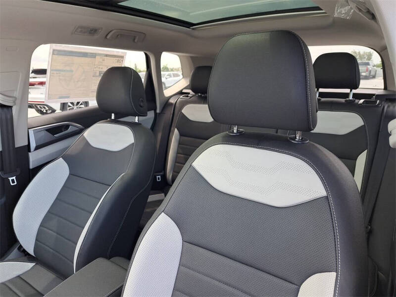 2025 Volkswagen Taos SEL 4Motion