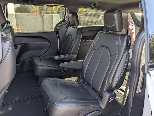 2026 Chrysler Voyager LX