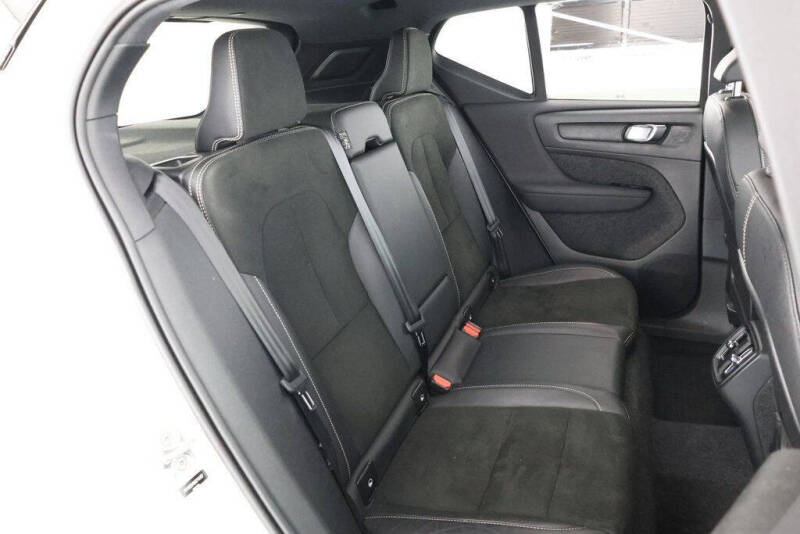 2022 Volvo XC40 T5 R-Design