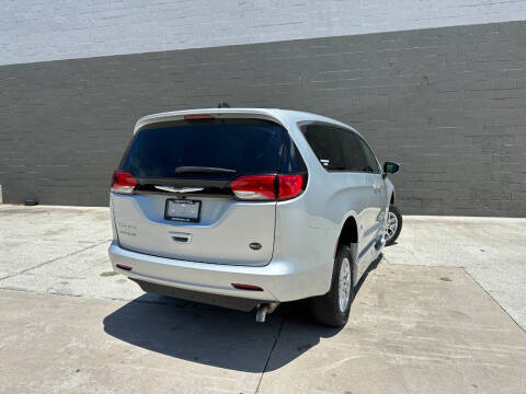 2022 Chrysler Voyager LX