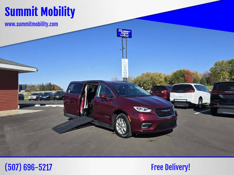 2022 Chrysler Pacifica Touring L's photo