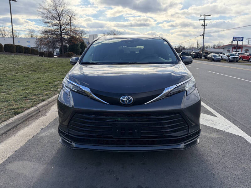 2025 Toyota Sienna LE 8-Passenger