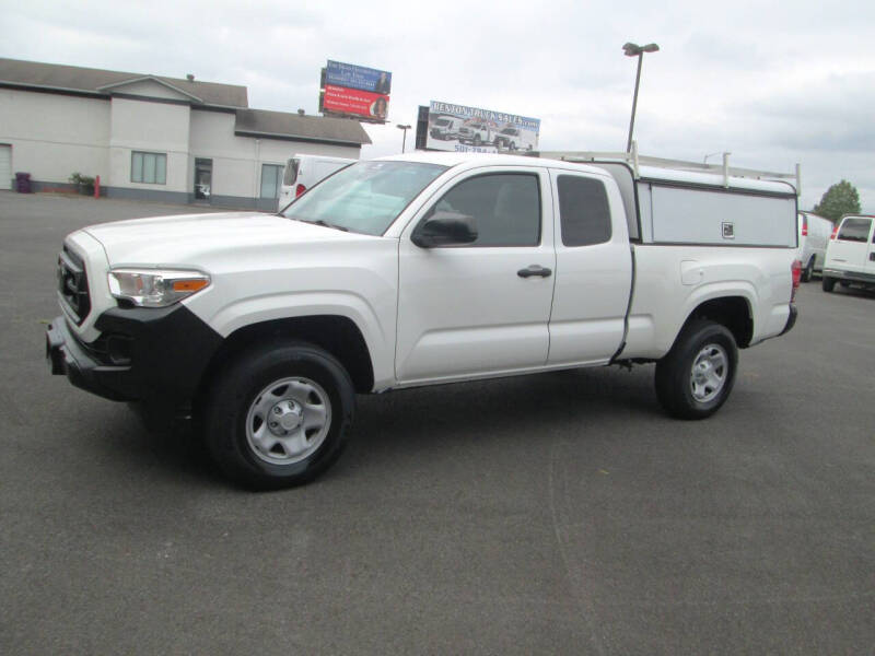 2022 Toyota Tacoma SR's photo