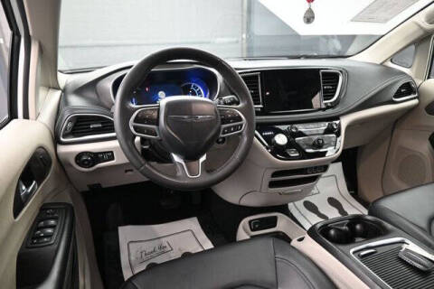 2024 Chrysler Pacifica Plug-In Hybrid Select