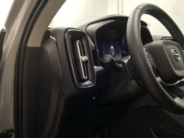 2025 Volvo XC40 B5 Plus Bright Theme