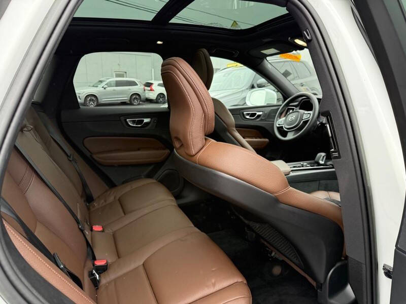 2023 Volvo XC60 B5 Plus Bright Theme