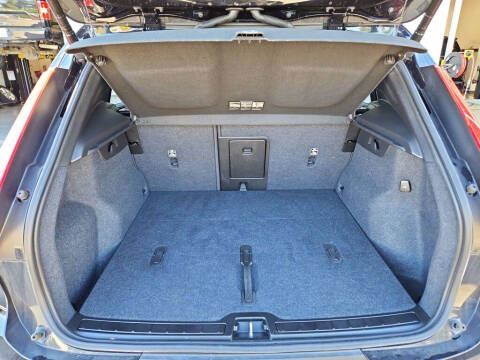 2024 Volvo XC40 B5 Plus Dark Theme