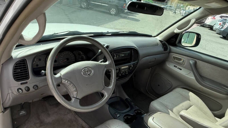 2004 Toyota Sequoia SR5