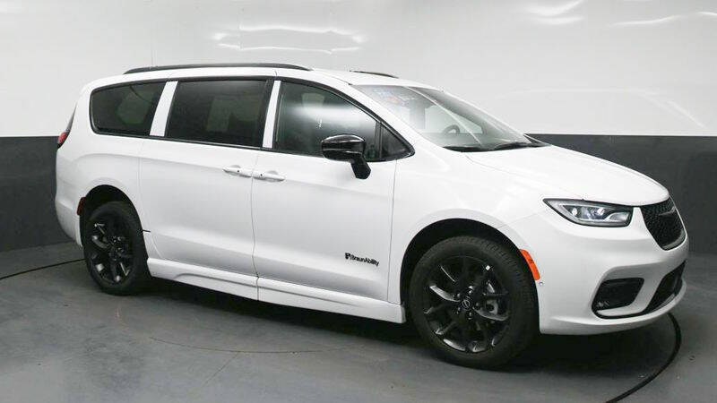 2026 Chrysler Pacifica Select