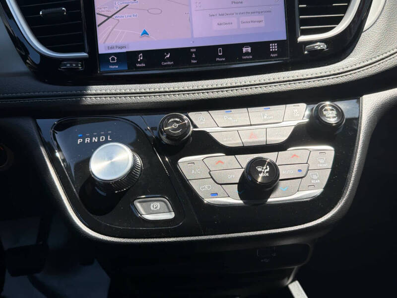 2027 Chrysler Pacifica Select