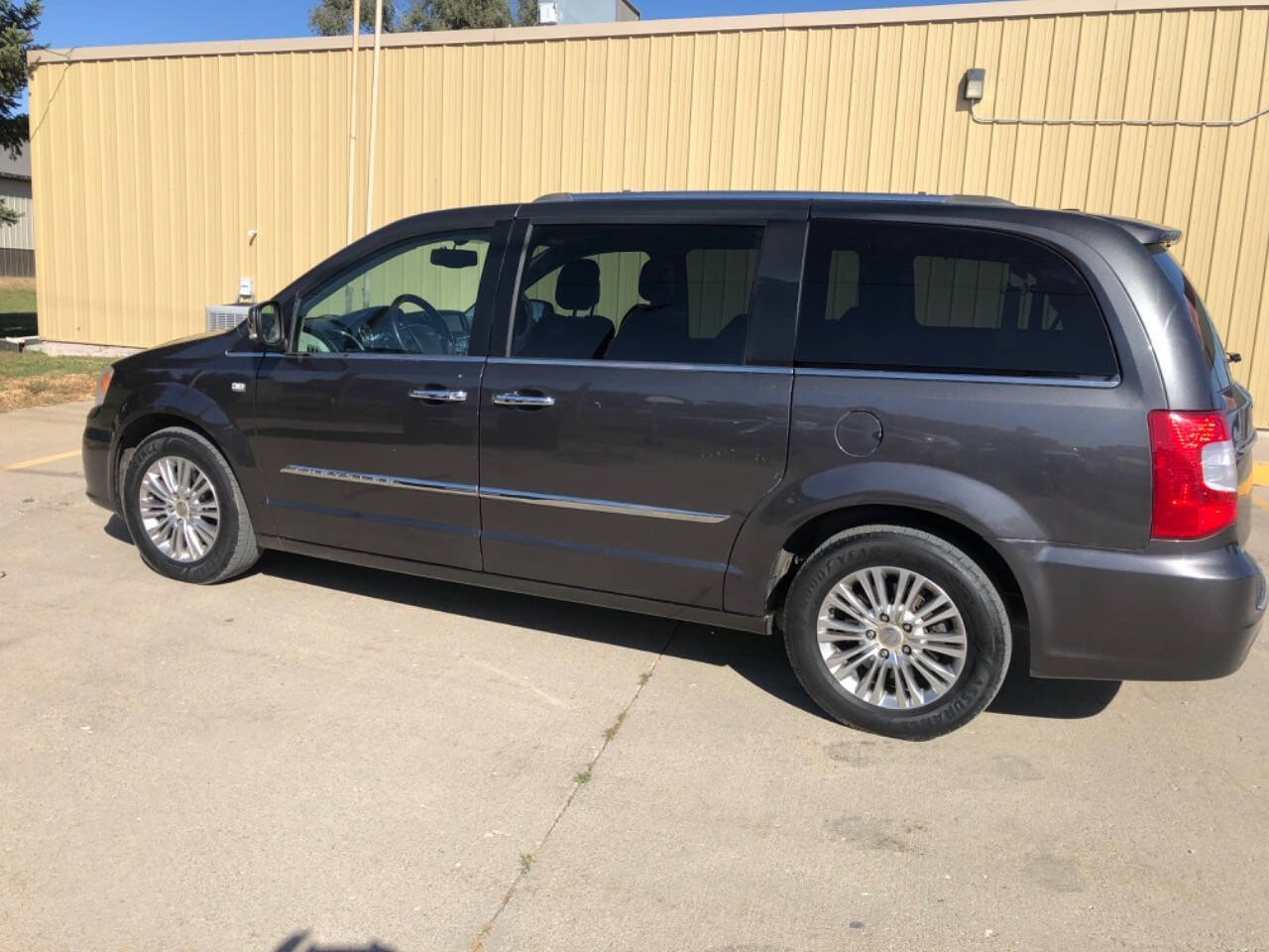 2014 Chrysler Town and Country for sale at Dakota Auto Inc in Dakota City, NE