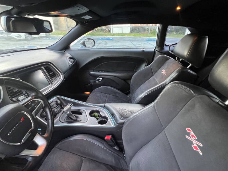 2016 Dodge Challenger 392 HEMI Scat Pack Shaker